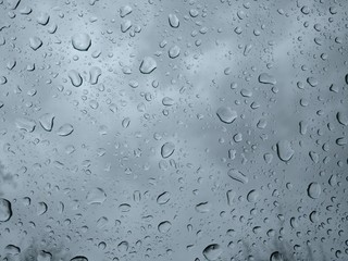 Regentropfen an einem Fensterglas