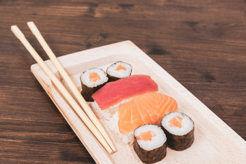 Sushi, a typical Japanese food prepared with a base of rice and various raw fish such as tuna, salmon, shrimp and sea bream. To which is added, according to the variants, the nori algae and avocados