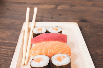 Sushi, a typical Japanese food prepared with a base of rice and various raw fish such as tuna, salmon, shrimp and sea bream. To which is added, according to the variants, the nori algae and avocados