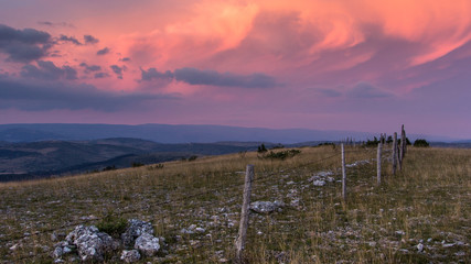 Fototapeta na wymiar Orage sur le Causse Méjean