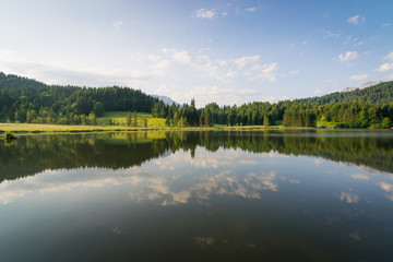 Berge spiegeln sich auf dem See im Karwendel an einem Tag im Sommer
