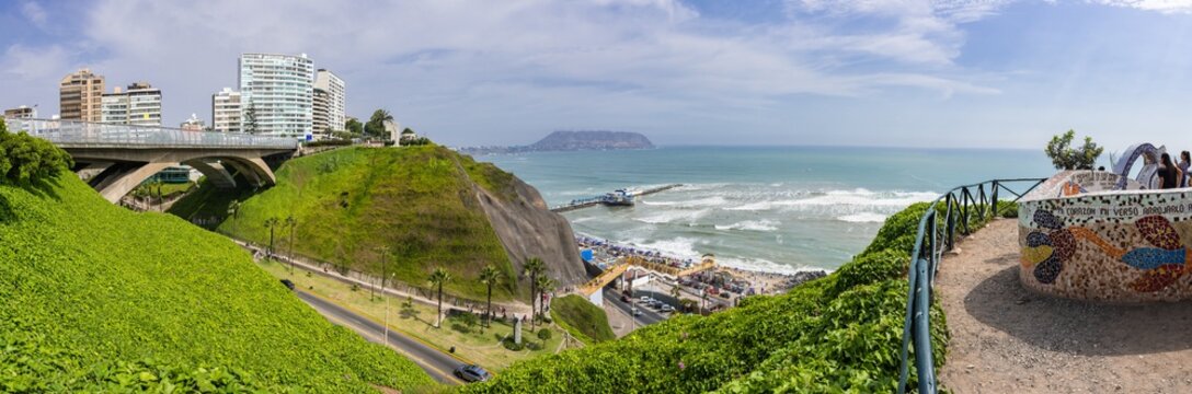 Das moderne Lima an der Steilküste am Pazifik in Peru