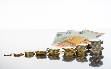 Finanzen, Eurobargeld auf spiegelndem Tisch, Hintergrund