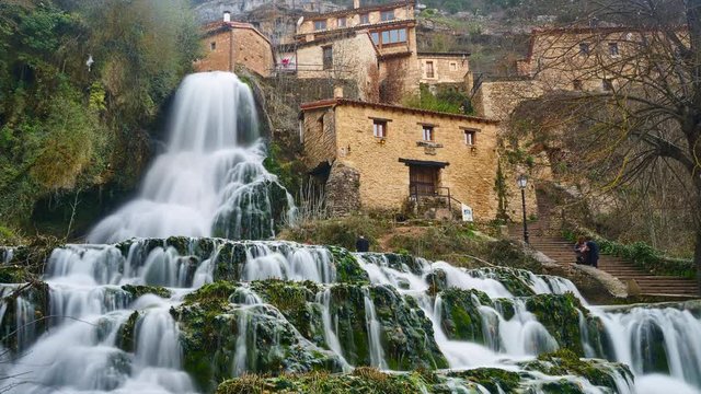 R&iacute;o entre la ciudad medieval