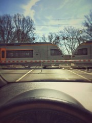 Warten vor der geschlossenen Bahnschranke