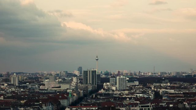 Berlin am Abend mit Blick &uuml;ber die Weite der Stadt und Gewitterwolken
