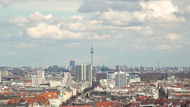 Berlin - Stadtzentrum mit vielen D&auml;chern und schnellen Zeitraffer