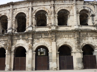 Fototapeta na wymiar Teatro romano de Nimes,ciudad de la región de Occitania del sur de Francia con importantes restos romanos