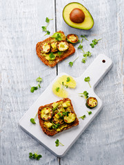 vollkornbrot mit avocado und zucchini