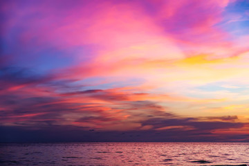 Tropische kleurrijke dramatische zonsondergang met bewolkte hemel. Avondrust aan de Golf van Thailand. Heldere nagloed.