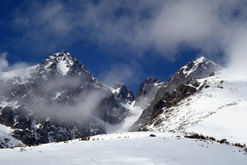 Fototapeta na wymiar Skalnaté Pleso-surroundings, mountains in winter