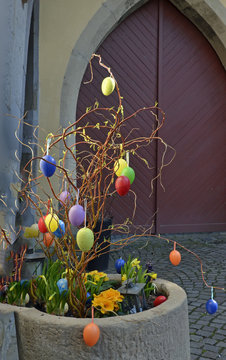 osterdekoration in einem steink&uuml;bel draussen