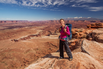 Fototapeta premium Wycieczka odpoczywa w Parku Narodowym Canyonlands w stanie Utah w USA