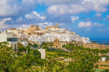 Naklejka premium Ostuni (Apulia, Włochy) - wspaniałe białe miasto w prowincji Brindisi, region Apulia, południowe Włochy, ze starym historycznym centrum na wzgórzu i nad morzem