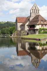 Fototapeta na wymiar Beaulieu sur Dordogne and the chapel of Penitents along the Dordogne river