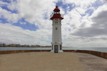 Faro blanco y rojo © desicabeo