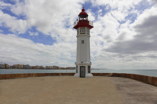 Faro blanco y rojo