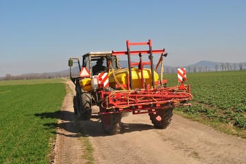 Maszyna rolnicza w drodze do pracy