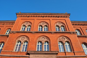 Zabytkowy budynek z cegły © bnorbert3