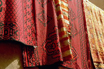 Tapis rouge présentés sur un mur, marché de Marrakech, Maroc