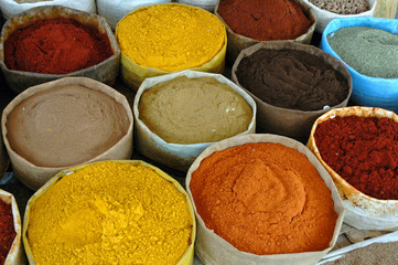 vente d'épices en sac sur un marché, Marrakech, Maroc	