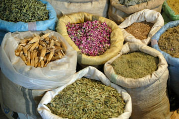 vente d'épices en sac sur un marché, Marrakech, Maroc