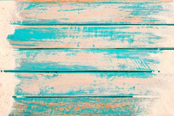 Photo sur Aluminium brossé Descente vers la plage Fond de plage - vue de dessus du sable de la plage sur une vieille planche de bois sur fond de peinture de mer bleue. concept de vacances d& 39 été. tonalité de couleur vintage.