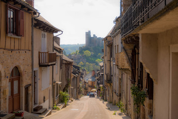 paseo por pueblo de piedra medieval