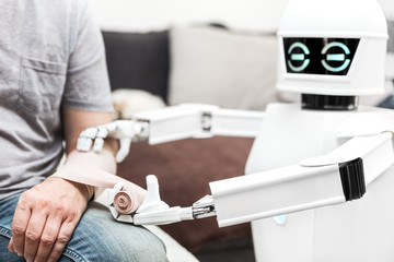 Medizinischer Roboter legt Verband an
