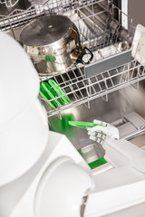 Roboter räumt Geschirrspüler ein