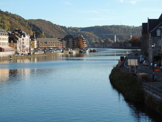 Obraz premium A path alongside the river