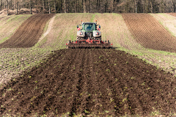 Traktor beim Grubbern der Ackerfläche - 1452 © Wolfgang Jargstorff