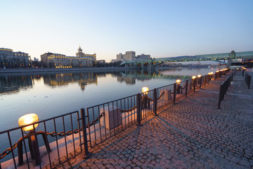 Fototapeta premium Bright dusk in Moscow, embankment of Moscow river is full of lights and bright colors