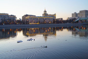 Obraz premium Bright dusk in Moscow, embankment of Moscow river is full of lights and bright colors