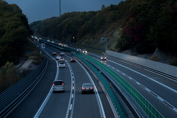 夕暮れ時の高速道路 