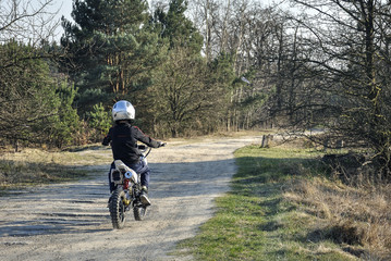 Nastolatek na motorowerze © Grzegorz Polak