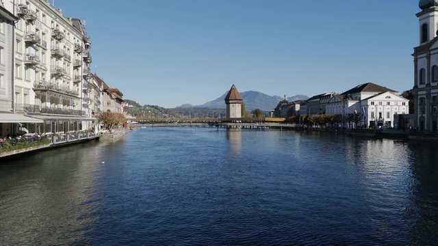 Reuss in Luzern mit Kapellbr&uuml;cke und Rigi im Hintergrund