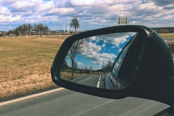 Strasse im Autospiegel