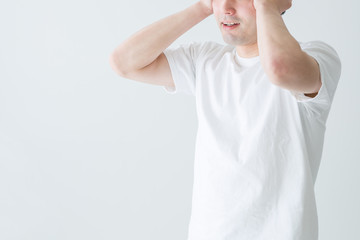 ショックをうける男性
