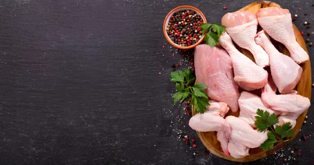 Crédence de cuisine en verre imprimé Viande fresh chicken meat on dark board