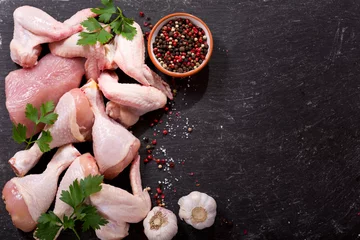 Fototapete Fleish frisches Hühnerfleisch auf dunklem Brett