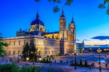 Naklejka premium Nocny widok na katedrę Santa Maria la Real de La Almudena w Madrycie, Hiszpania