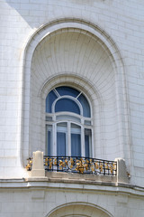 zdobiona okiennica w stylu secesyjnym na elewacji kamienicy we wiedniu
