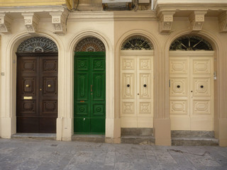 ładne dekoracyjne kolorowe drzwi na fasadzie kamienicy