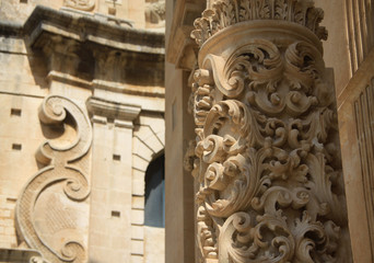 zdobienie kamiennej kolumny w zbliżeniu © KOLA  STUDIO