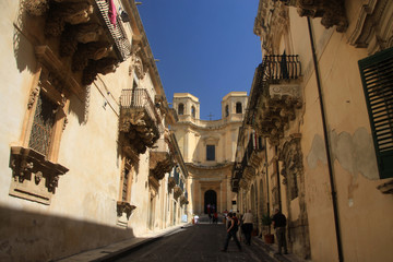 uliczka z barokową zabudową w mieście noto na sycylii