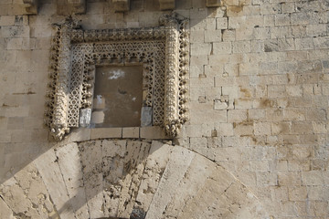 detal architektoniczny na starym kamiennym murze z czasów sredniowiecza