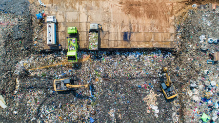 A lot of waste is disposed of in the waste disposal pits. Makro is working on a mountain garbage.