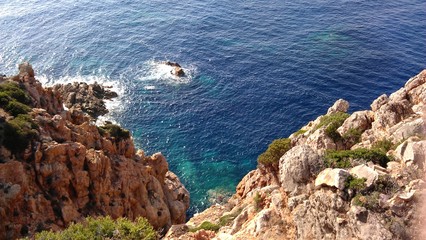 Blick auf eine kleine Bucht auf Sardinien