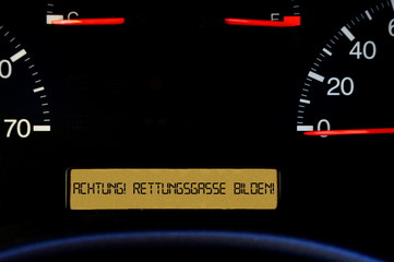 Fototapeta premium Ein Armaturenbrett im Auto und Erinnerung an die Bildung einer Rettungsgasse bei einem Stau